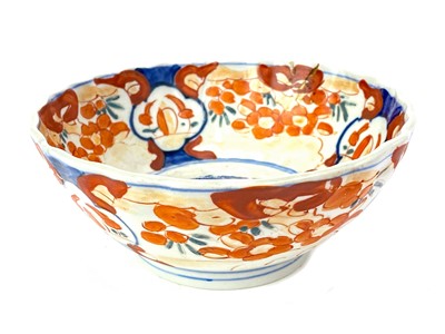 Lot 820 - A 20TH CENTURY CHINESE CYLINDRICAL MUG, A JAPANESE IMARI BOWL AND TWO OTHER BOWLS