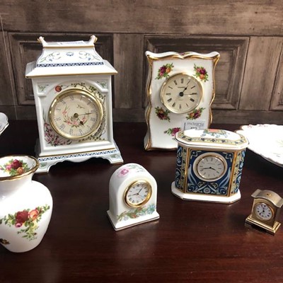 Lot 593 - A ROYAL ALBERT 'OLD COUNTRY ROSES' MANTEL CLOCK AND OTHER CERAMICS