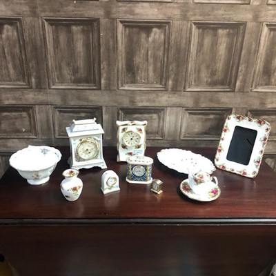 Lot 593 - A ROYAL ALBERT 'OLD COUNTRY ROSES' MANTEL CLOCK AND OTHER CERAMICS