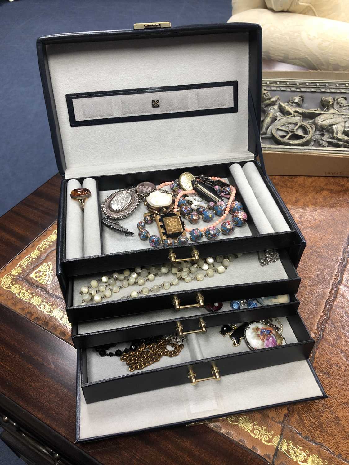 Lot 49 - A COLLECTION OF JEWELLERY