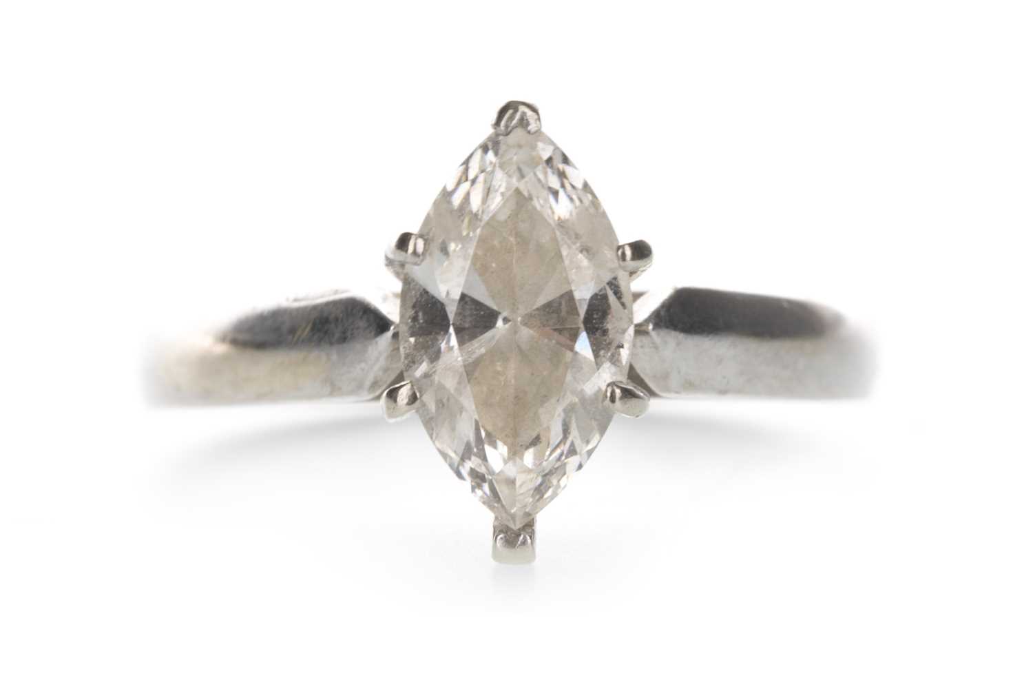 Lot 414 - A DIAMOND SOLITAIRE RING
