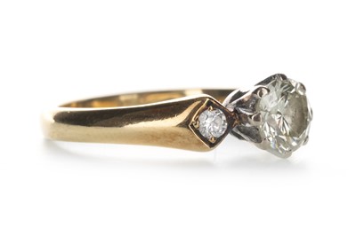 Lot 1400 - A DIAMOND SOLITAIRE RING