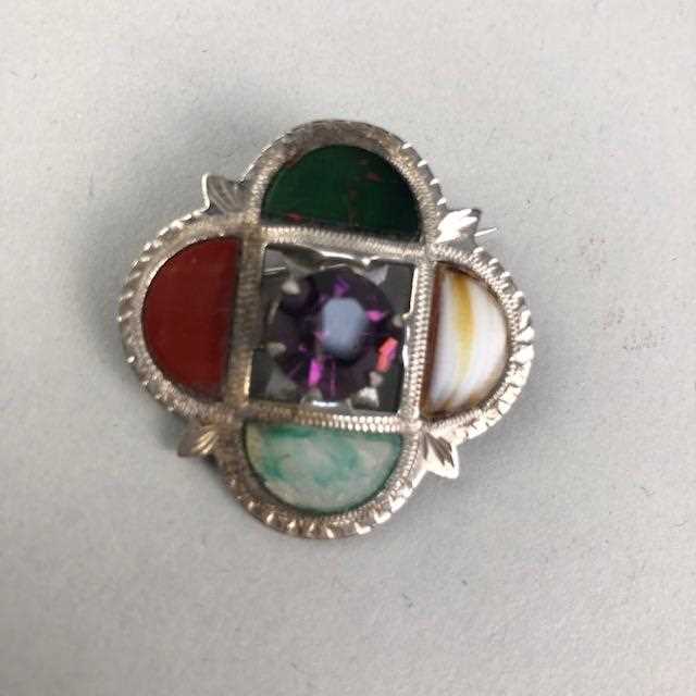 Lot 6 - A SCOTTISH SILVER AND AGATE BROOCH