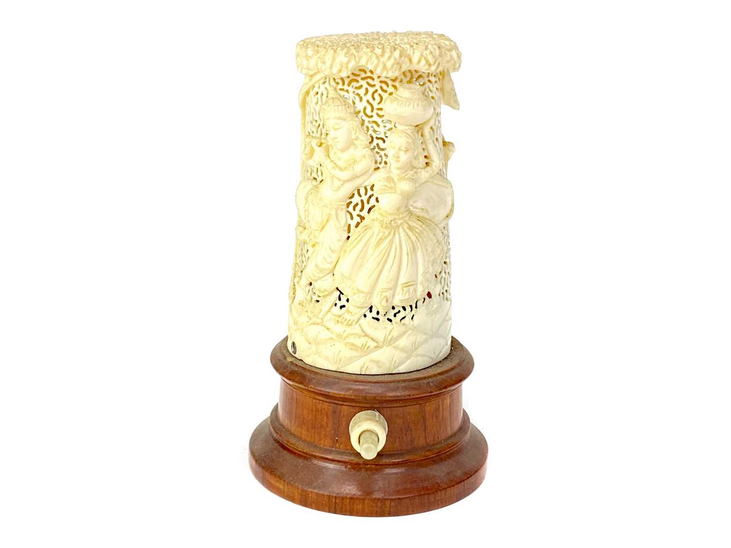 Lot 831 - AN EARLY 20TH CENTURY INDIAN IVORY LIGHT