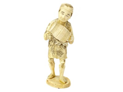 Lot 828 - A LATE 19TH CENTURY JAPANESE IVORY CARVING OF A MAN CARRYING A SMALL KEG