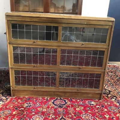 Lot 38 - AN OAK THREE SECTION STACKING BOOKCASE