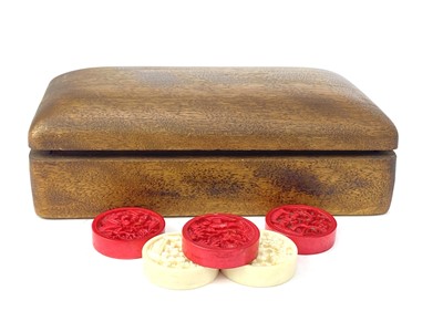 Lot 841 - AN EARLY 20TH CENTURY CHINESE IVORY DRAUGHTS SET