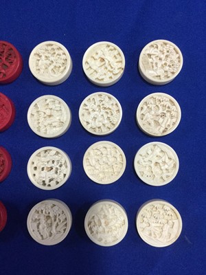 Lot 841 - AN EARLY 20TH CENTURY CHINESE IVORY DRAUGHTS SET