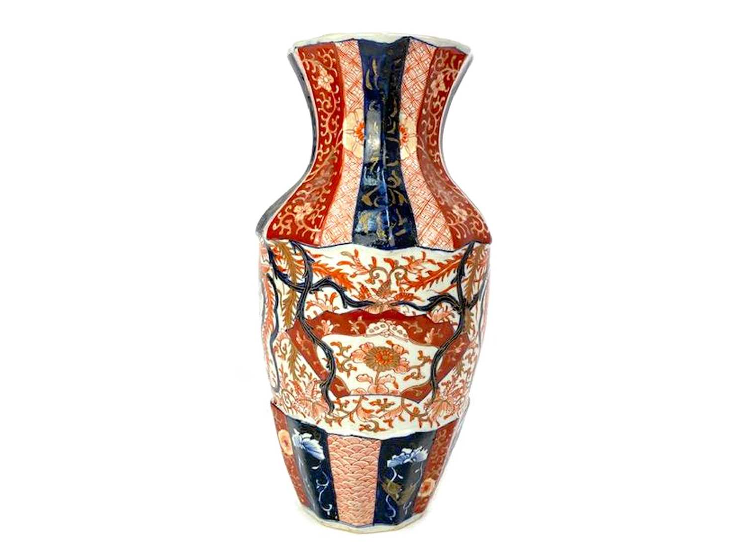 Lot 751 - AN EARLY 20TH CENTURY JAPANESE IMARI PATTERNED VASE