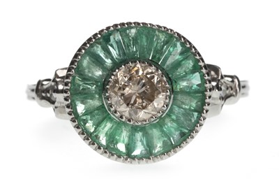 Lot 1410 - AN EMERALD AND DIAMOND RING