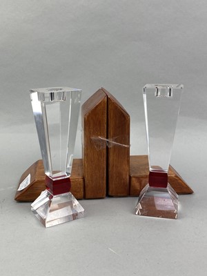 Lot 129 - AN ART DECO STYLE MANTEL CLOCK, CANDLESTICKS AND BOOKENDS