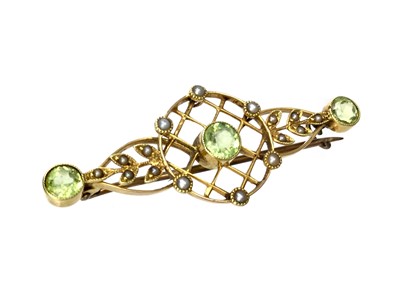 Lot 1444 - A GREEN GEM SET AND SEED PEARL BAR BROOCH