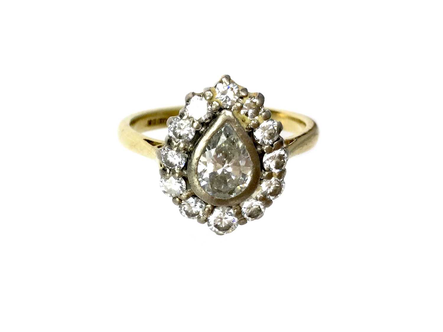 Lot 419 - A DIAMOND CLUSTER RING