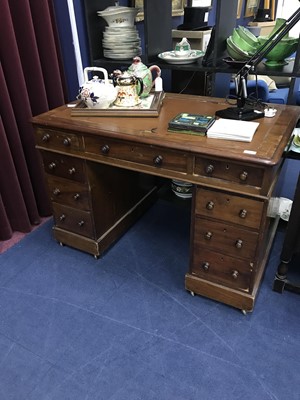 Lot 421 - A 20TH CENTURY KNEEHOLE DESK