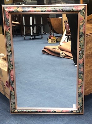 Lot 319 - A DECORATIVE WALL MIRROR