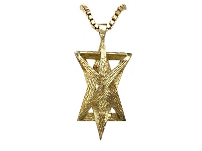Lot 1438 - A GOLD STAR OF DAVID PENDANT ON CHAIN