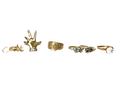 Lot 1440 - A LOT OF FIVE RINGS AND A PAIR OF EARRINGS