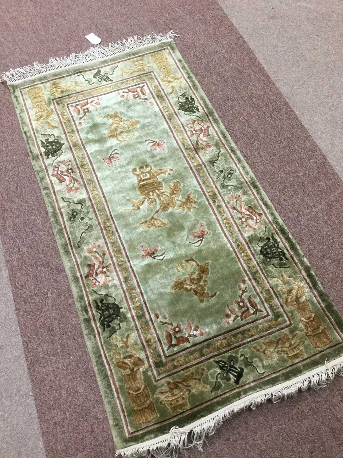 Lot 910 - A 20TH CENTURY CHINESE WOOL RUG