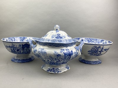 Lot 164 - AN EARLY 20TH CENTURY BLUE AND WHITE TUREEN WITH LID AND TWO COMPORTS
