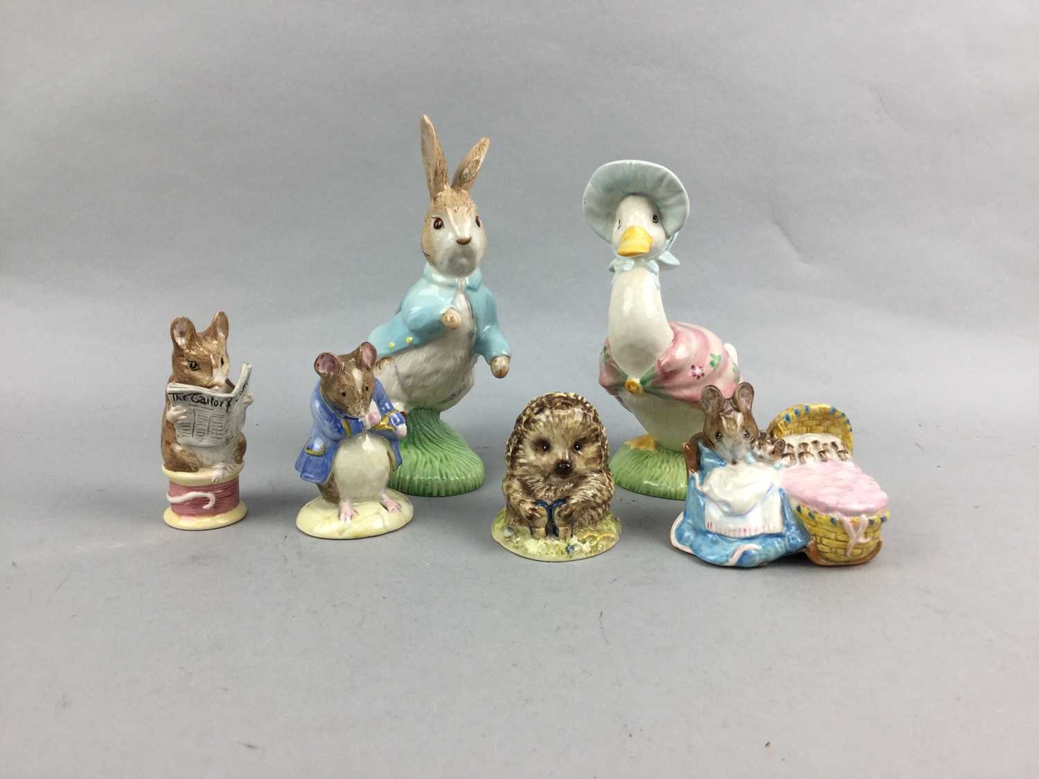 Lot 385 - A BESWICK BEATRIX POTTER'S 'PETER RABBIT' AND OTHER CERAMIC ANIMALS