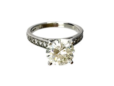Lot 1445 - A DIAMOND SOLITAIRE RING