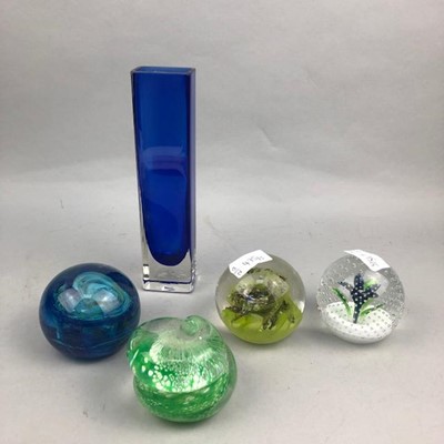 Lot 475 - A SELKIRK GLASS PAPERWEIGHT AND OTHER GLASS WARE