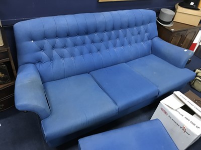 Lot 466 - A RETRO STYLE UPHOLSTERED THREE PIECE SUITE