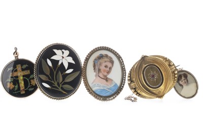 Lot 311 - A MOURNING BROOCH, PORTRAIT PENDANTS AND OTHER JEWELLERY
