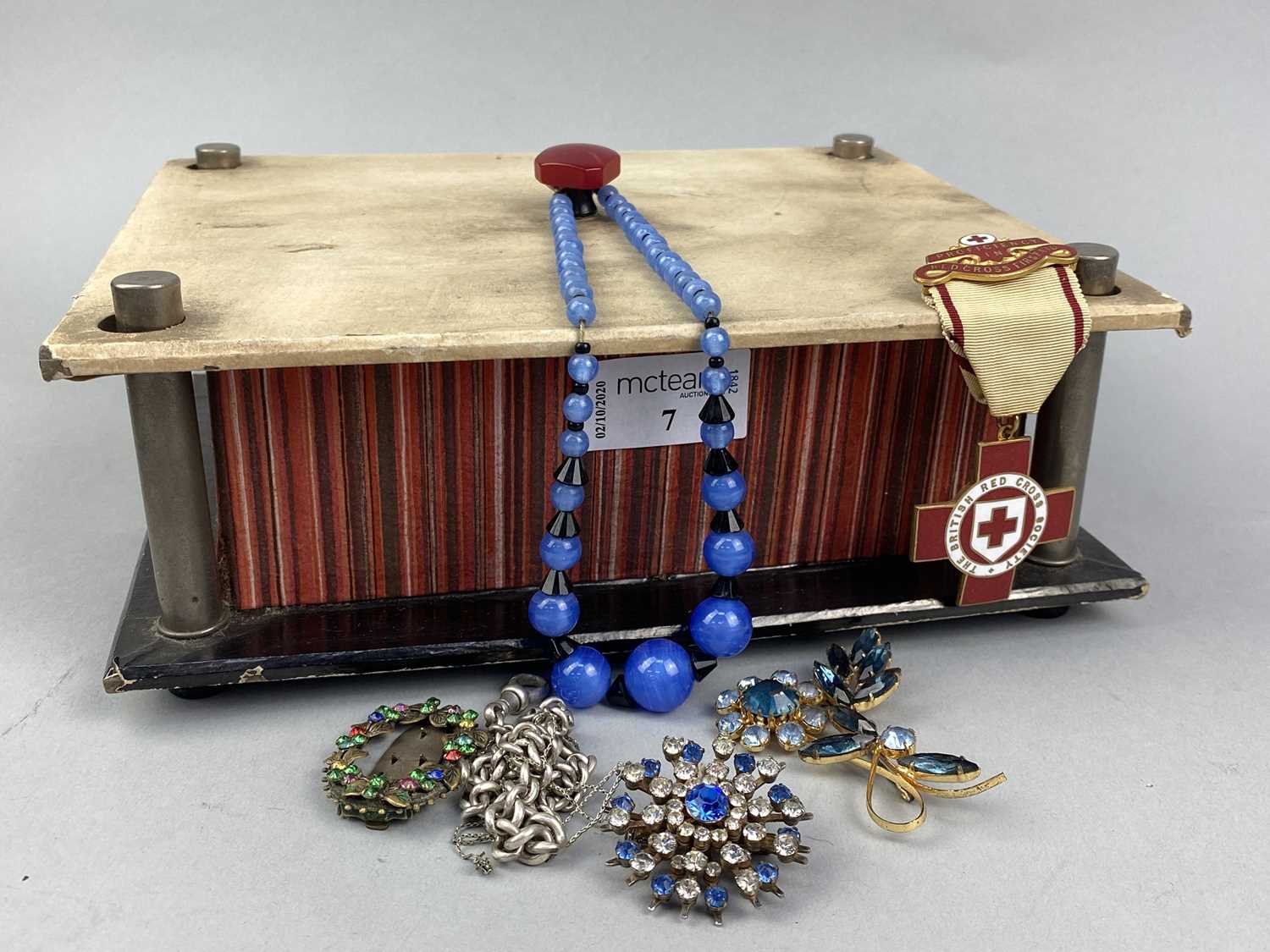 Lot 7 - A COLLECTION OF SILVER AND COSTUME JEWELLERY