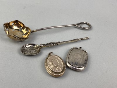 Lot 4 - A SILVER MINIATURE POWDER COMPACT, TWO SPOONS AND A LOCKET