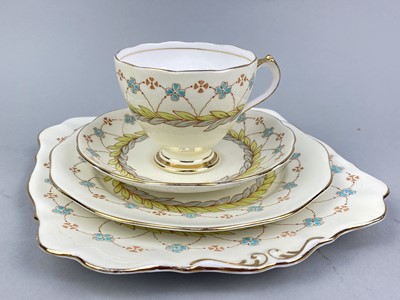 Lot 434 - A ROSLYN CHINA DINNER SERVICE