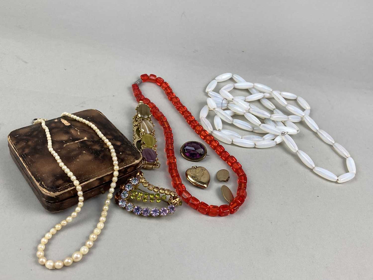 Lot 1 - A LOT OF COSTUME JEWELLERY INCLUDING A MOONSTONE NECKLACE