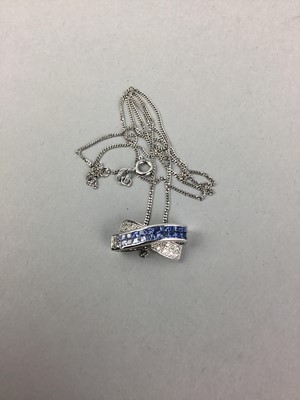 Lot 437 - A BLUE AND WHITE GEM SET PENDANT