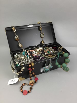 Lot 509 - A COLLECTION OF COSTUME JEWELLERY