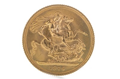 Lot 95 - A QUEEN ELIZABETH (1952 - PRESENT) GOLD SOVEREIGN DATED 1974