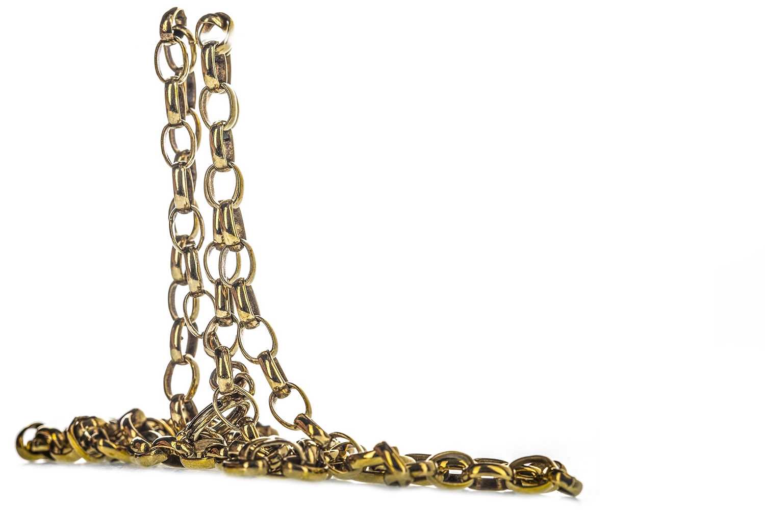 Lot 302 - A GOLD CHAIN