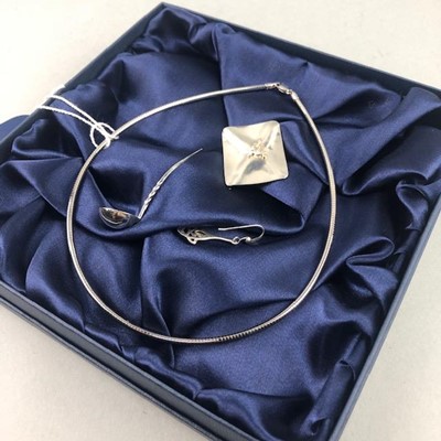 Lot 58 - A MODERN SILVER NECKLET, SILVER BROOCH AND SILVER SPOOON