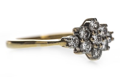 Lot 335 - A DIAMOND CLUSTER RING