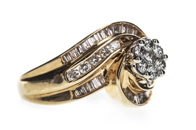 Lot 356 - A DIAMOND CLUSTER RING