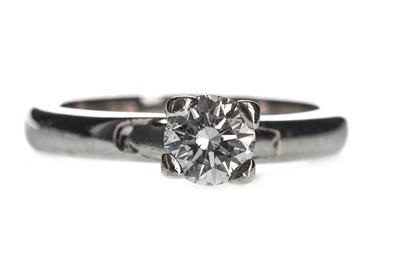 Lot 359 - A DIAMOND SOLITAIRE RING