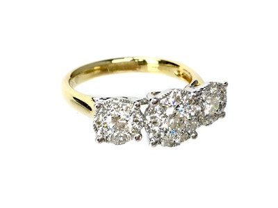 Lot 367 - A DIAMOND CLUSTER RING
