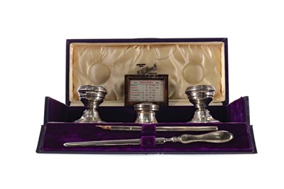 Lot 413 - AN EARLY 20TH CENTURY SILVER DESK SET IN A FITTED CASE