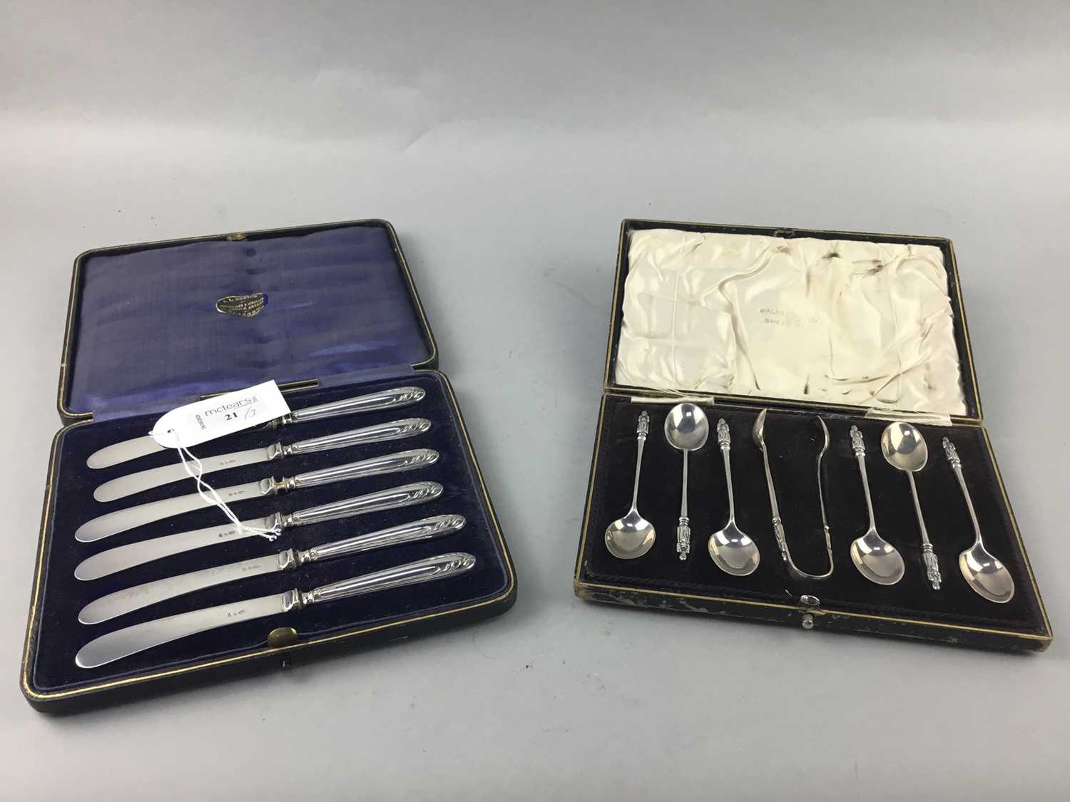 Lot 21 - A SET OF SIX SILVER APOSTLE HANDLED TEASPOONS AND TONGS AND A SET OF SIX SILVER HANDLED KNIVES