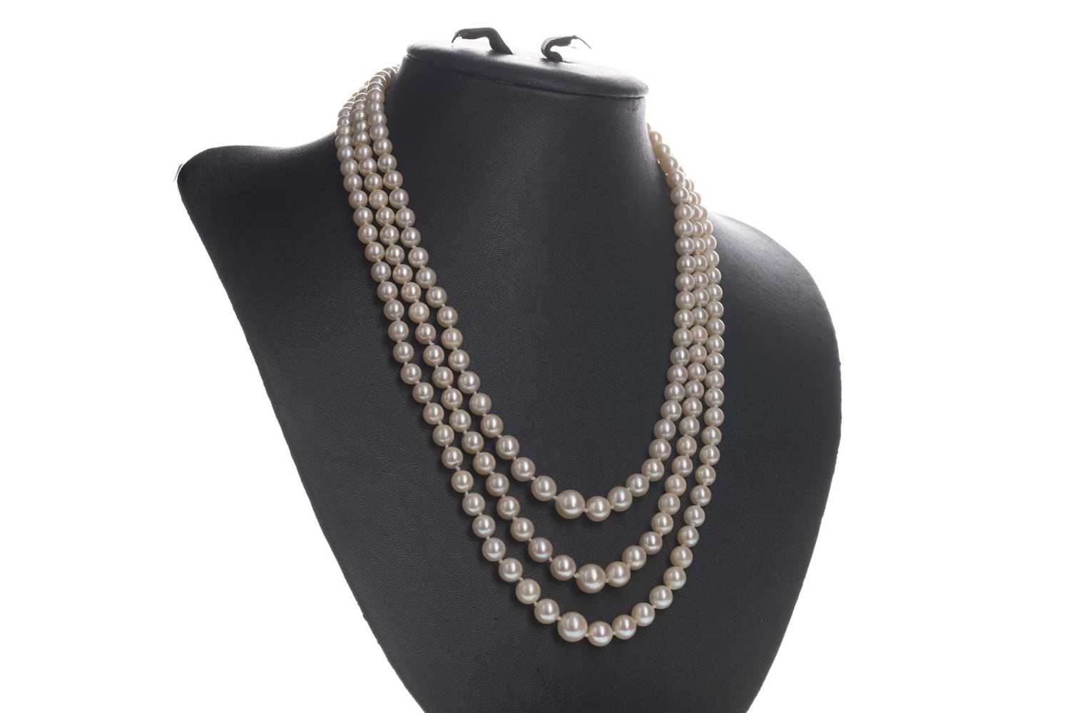 Lot 331 - A THREE STRAND PEARL NECKLACE