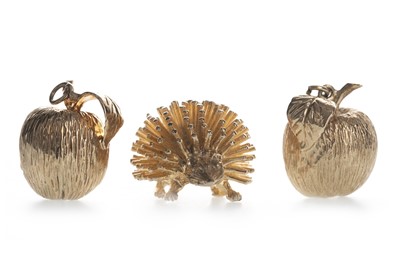 Lot 393 - A NINE CARAT GOLD HEDGEHOG AND TWO APPLE CHARMS