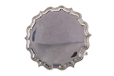 Lot 420 - AN EARLY 20TH CENTURY SILVER SALVER
