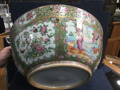 Lot 775 - A 19TH CENTURY CHINESE FAMILLE ROSE BOWL