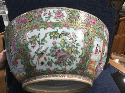 Lot 775 - A 19TH CENTURY CHINESE FAMILLE ROSE BOWL
