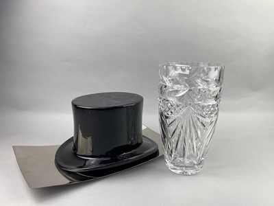 Lot 46 - A MODERN CRYSTAL VASE, CERAMIC TOP HAT AND A COMPORT