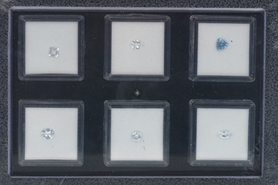 Lot 381 - AN UNMOUNTED GRANDIDIERITE, PEACH MOONSTONES AND COLLECTION OF BLUE GEMS
